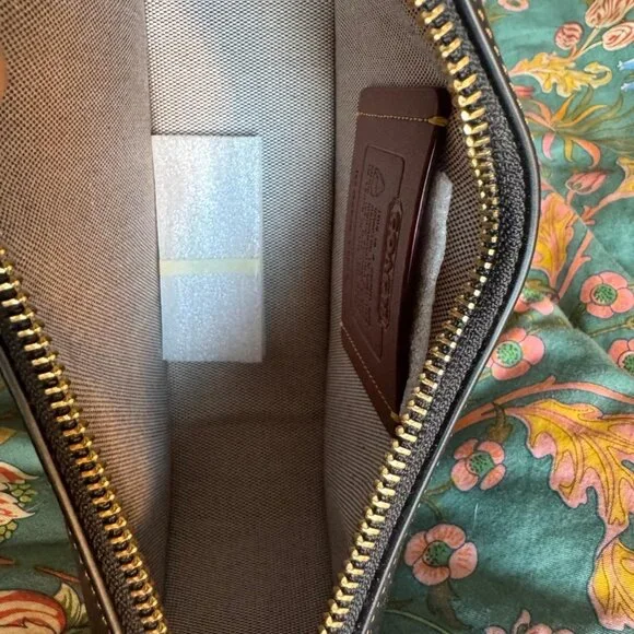 BNWT Coach Swinger - Picture 2 of 4